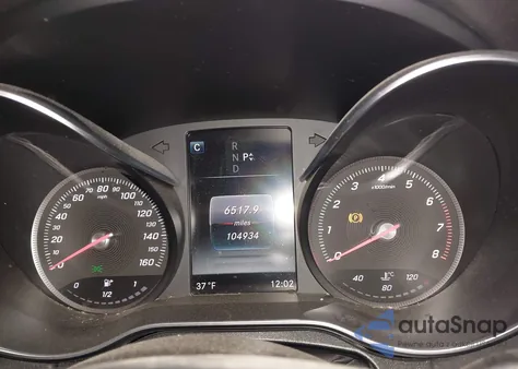 2016 Mercedes-Benz C 300 Luxury 4Matic z USA, uszkodzony, nr VIN 55SWF4KB3GU135076